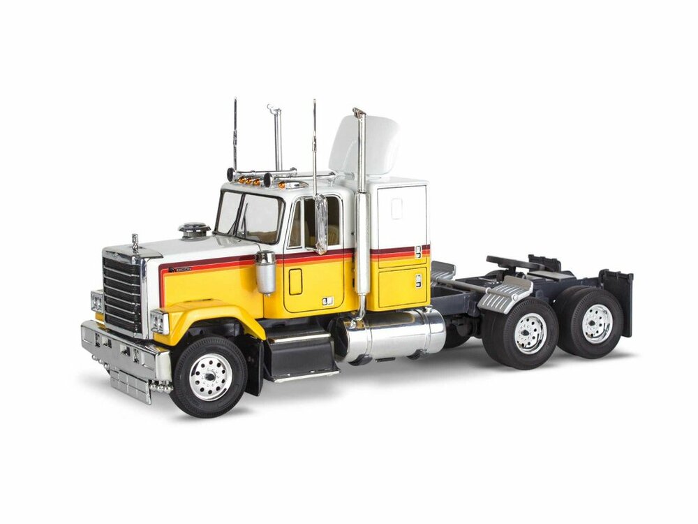 Revell 17471 '78 Chevy Bison 1:25 scale model truck building